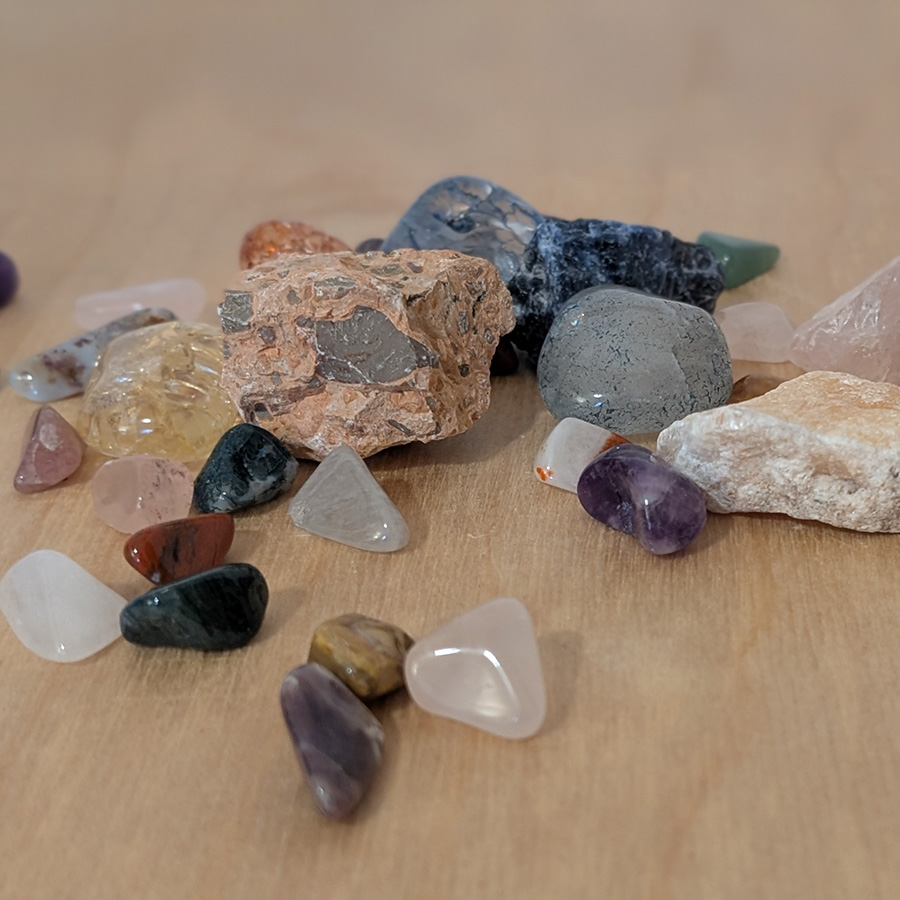 Therapiematerial: eine Sammlung bunter Steine