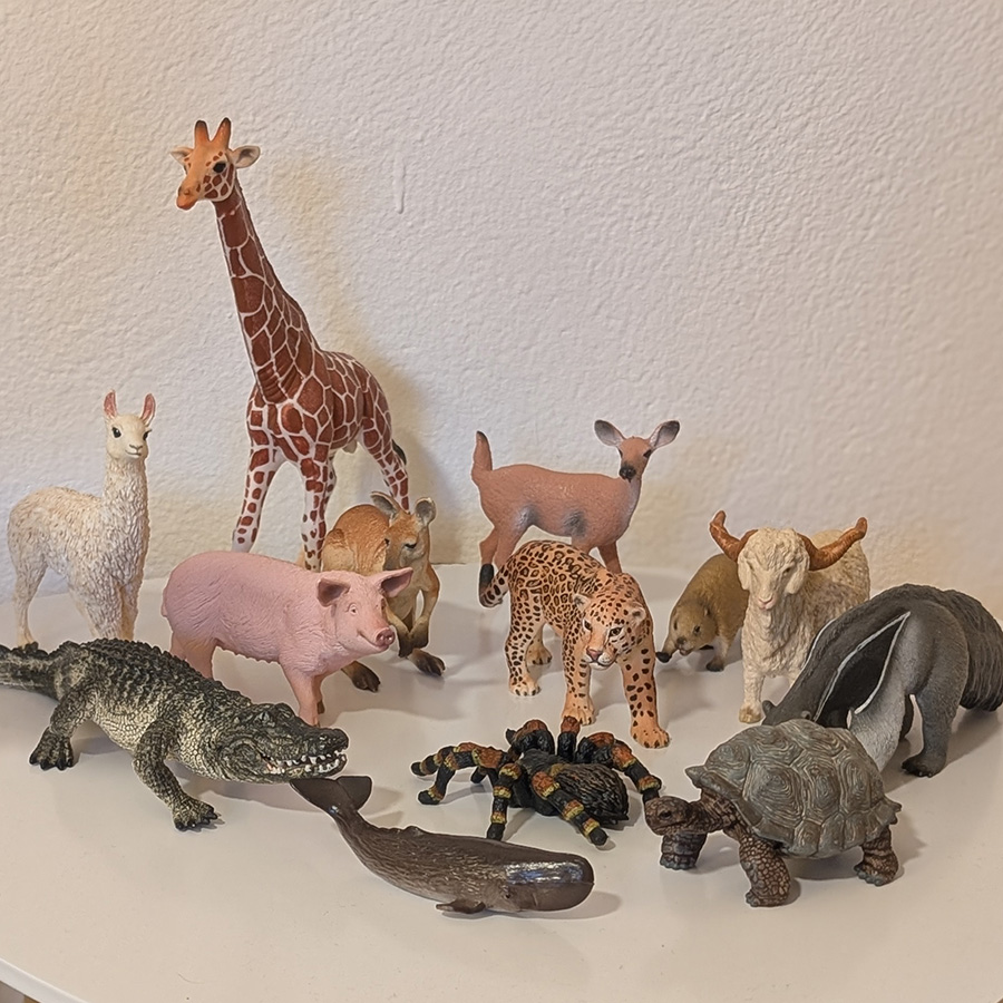 Therapiematerial: Tierfiguren auf einem Tisch